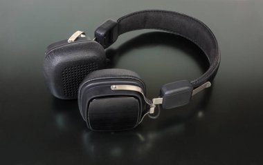 Siyah kablosuz yüksek sadakat kulak hoparlörler karanlık bir mat yüzeyi