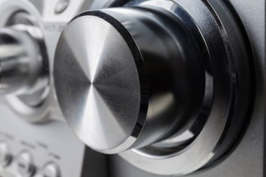 Ev stereo mini müzik sistemi yakın çekim metal ses kontrol düğmesi ile sığ derinlik-in tarla