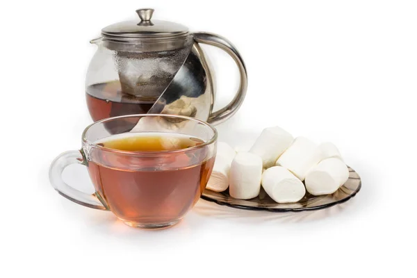 Zubereiteter Schwarzer Tee Der Glasschale Und Weißer Marshmallow Auf Dunkler — Stockfoto
