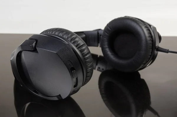 Schwarzes Kabelgebundenes High Fidelity Headset Mit Full Size Kopfhörern Nahaufnahme — Stockfoto