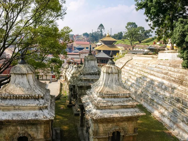 パシュパティナート ヒンドゥー教寺院の複合体 カトマンズ ネパールで本堂のに対してバグマティ川の左岸にいくつかの建物 — ストック写真