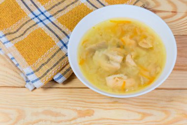 Açık çorbası Somon Balık beyaz kase renkli ahşap rustik masa lambası ile damalı peçete üzerinde büyük boyutta