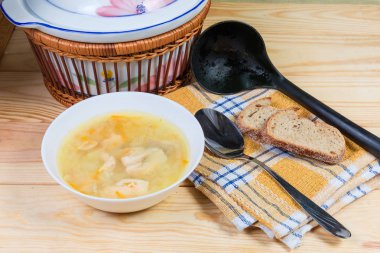 Açık çorbası Somon Balık rustik bir tabloda damalı peçete kasesi, kaşık, kepçe ve ekmek dilimleri karşı beyaz kase büyük boyutta 