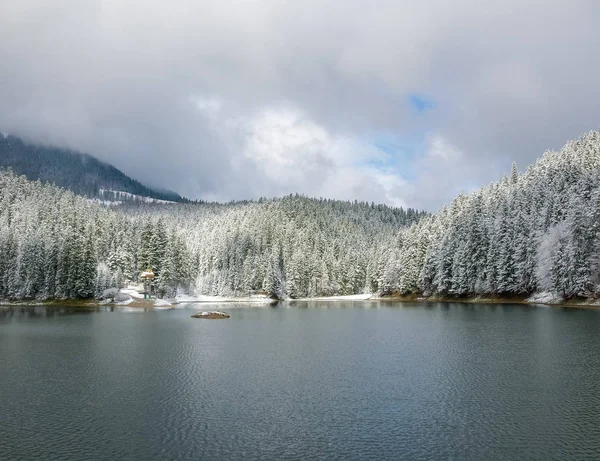 Lago Montanha Com Floresta Abeto Redor Coberto Com Neve Fofa — Fotografia de Stock