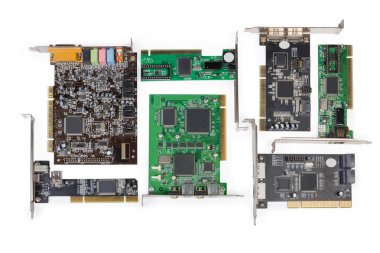 Çeşitli amaçlar ve Multimedya kartlar dahili genişletme kartları için Pc PCI veri yolu üzerinde beyaz bir arka plan olarak uygulanan farklı kullanılan denetleyicilerinin Üstten Görünüm