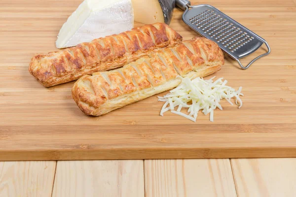 Gebackene Stangen Aus Blätterteig Gefüllt Mit Käse Stücken Und Geriebenem — Stockfoto