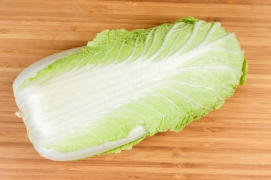 Napa lahana ahşap kesme tahtası üzerinde başkanı