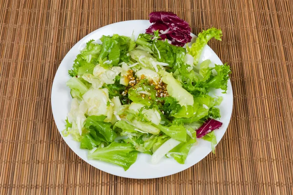 Saláta, saláta, étel, a bambusz-asztal mat — Stock Fotó