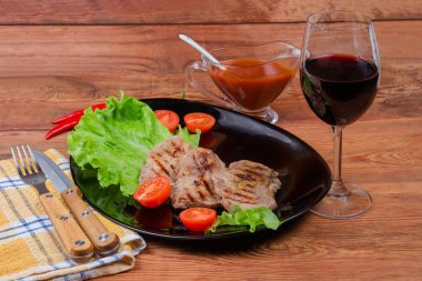 Izgara özlü domuz biftek sebze ve kırmızı şarap ile