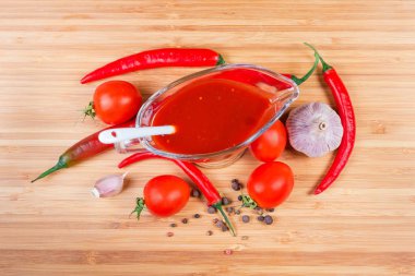 Domates sosu cam sos tekne ve malzemeler, üstten görünüm