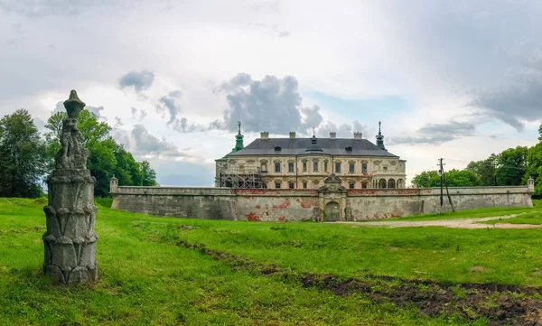 Parte sul do castelo de Pidhirtsi do século XVII, Ucrânia — Fotografia de Stock