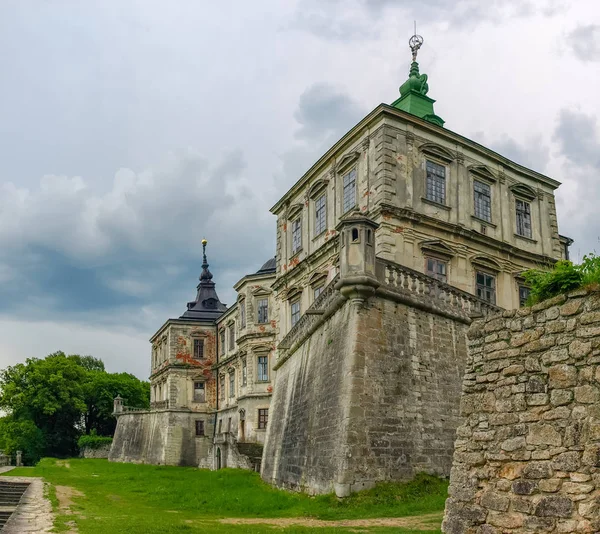 Noordelijk deel van het kasteel van de Pidhirtsi van de 17e eeuw, Oekraïne — Stockfoto