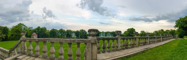 Panorama z balustrady średniowieczny zamek przed zachmurzonym niebie — Zdjęcie stockowe