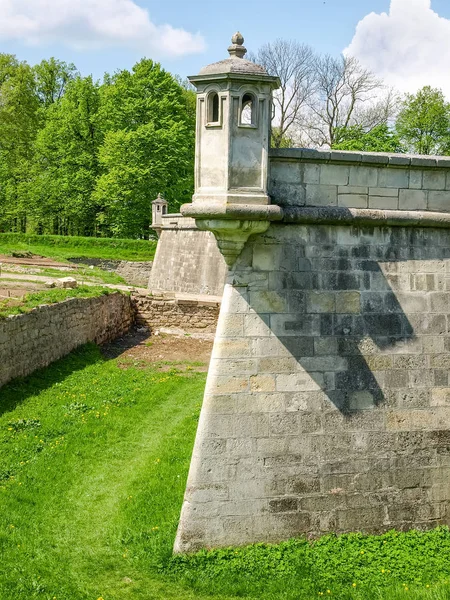 Сторожевые башни на бастионах Пидхиртского замка XVII века, Украина — стоковое фото