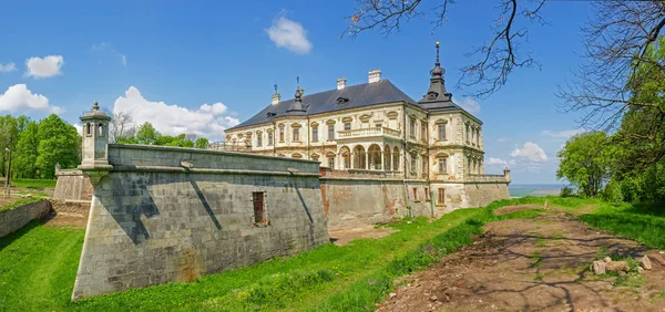 Zamek w Podhorcach XVII wieku na dzień wiosny, Ukraina — Zdjęcie stockowe