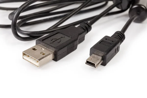Enchufes USB y mini-USB en los bordes del primer plano del cable —  Fotos de Stock