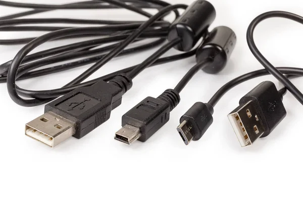 Conectores USB, micro-USB y mini-USB en los bordes de los cables —  Fotos de Stock