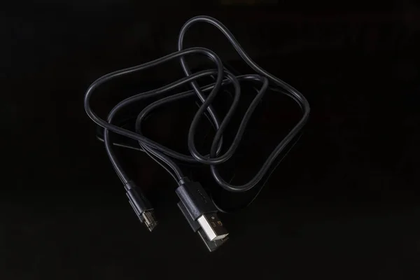 Cable USB a micro-USB en una superficie reflectante oscura —  Fotos de Stock