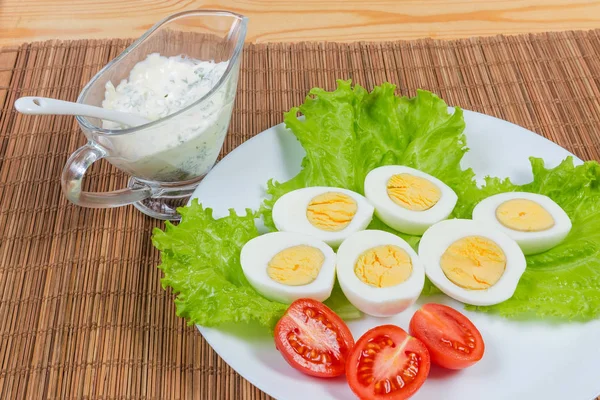 Metà uova di pollo sode, verdure e salsa primo piano — Foto Stock