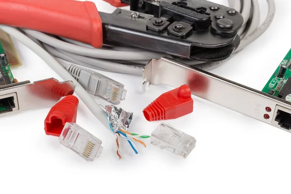 Twisted-Pair-Kabel und Stecker gegen Netzwerkkomponenten, Crimpwerkzeug — Stockfoto