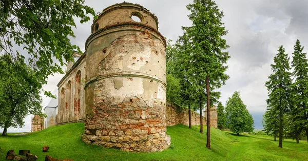 Torre difensiva del monastero domenicano XV secolo a Pidkamin , — Foto Stock