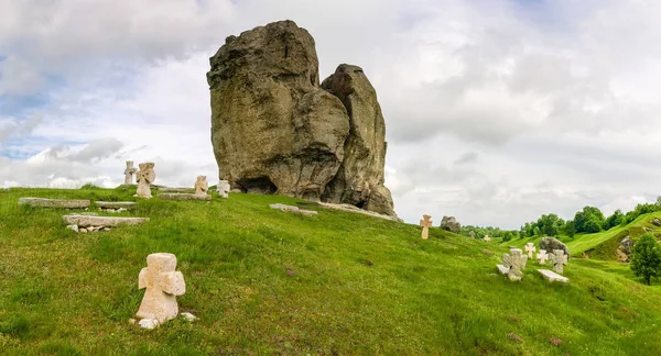 Jediný kámen mezi protíná Kozák hrobů v Pidkamiň, Ukrajina — Stock fotografie