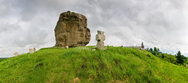 Jediný kámen mezi protíná Kozák hrobů v Pidkamiň, Ukrajina — Stock fotografie