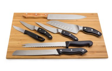 Mutfak bıçakları bambu kesme tahtası üzerinde farklı amaçlar için