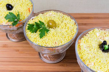 Balık salata Mimoza peynir, yumurta, sebze cam kase