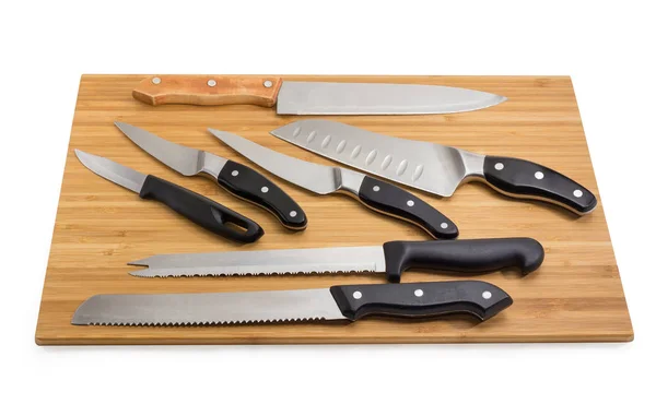 Cuchillos de cocina para diferentes propósitos en la tabla de cortar de bambú —  Fotos de Stock