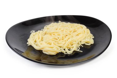 Spagetti makarna üzerine beyaz bir arka plan üzerinde siyah yemek pişmiş