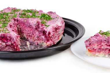 Kısmen sözde giyinmiş ringa balığı salatası yakın çekim kesmek