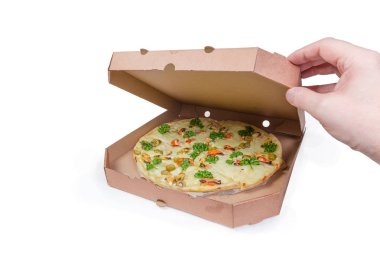 Kısmen açık karton pizza kutusu içinde deniz ürünleri ile pişmiş pizza