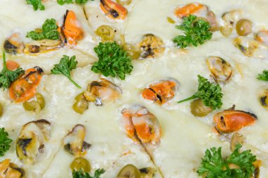 Midye, zeytin ve maydanoz ile pişmiş pizza arka plan 