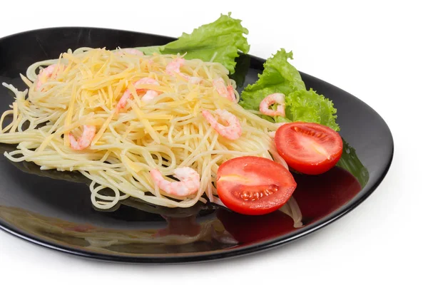 Massa de espaguete cozida com camarões, queijo, tomate cereja e alface — Fotografia de Stock