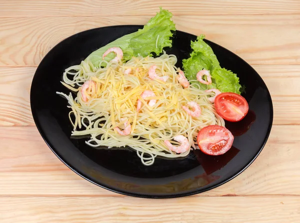 Cooked Spaghetti pasta with shrimps, cheese, cherry tomatoes and  lettuce — Stock Photo, Image