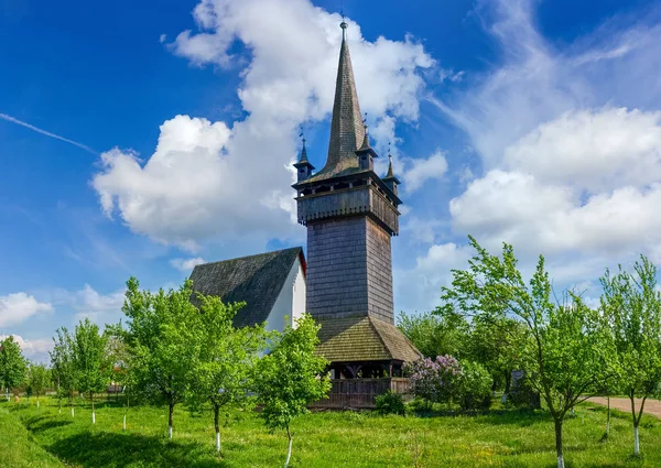 Iglesia gótica reformada con campanario en la aldea Chetfalva, Ucrania —  Fotos de Stock