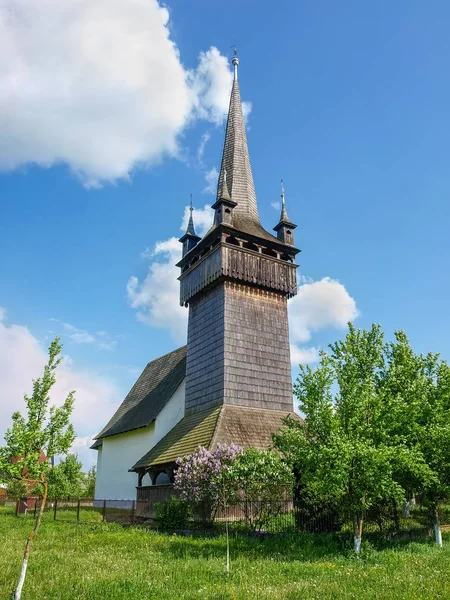 Reformowany Kościół gotycki z dzwonnicą w wiosce Chetfalva, Ukraina — Zdjęcie stockowe