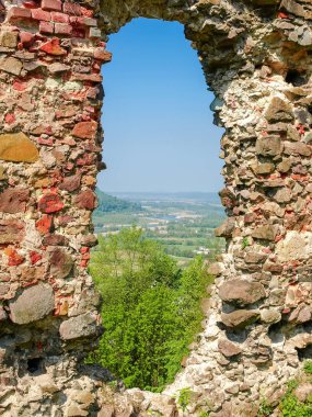 Yuvarlak hole Ortaçağ Kalesi yok savunma duvar