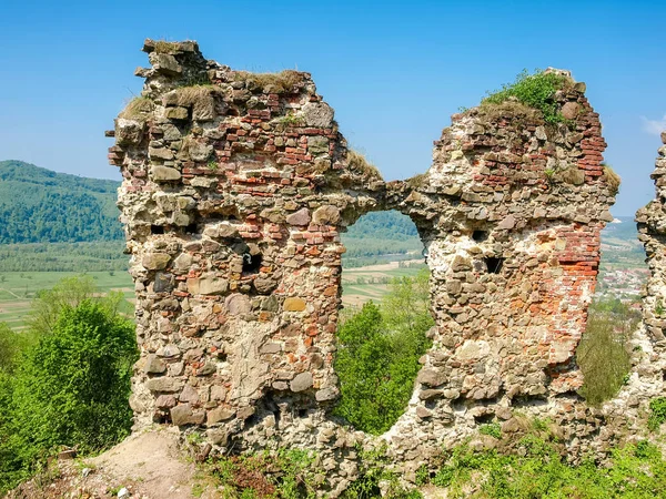Ruiny murów obronnych twierdzy średniowiecznej. Khust, Ukraina — Zdjęcie stockowe