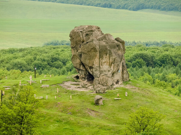 Единая скала среди крестов казачьих могил в Подкамине, Украина
