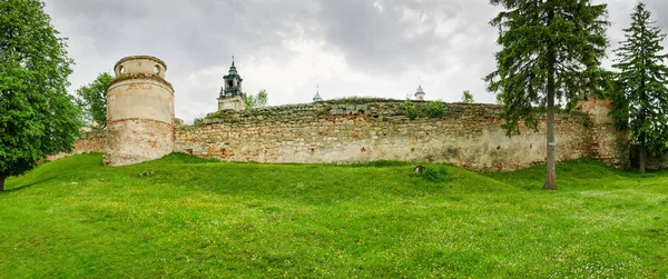 Muro defensivo del monasterio dominicano del siglo XV en Pidkamin, Ucrania —  Fotos de Stock