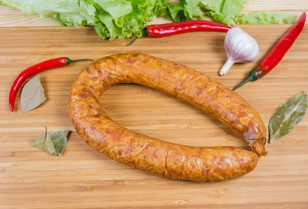 Salsicha de bolonha entre alguns temperos e verduras no corte de javali — Fotografia de Stock