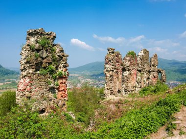 Ortaçağ Kalesi savunma duvar kalıntıları. Khust, Ukrayna