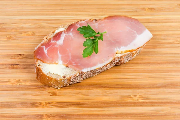 Offenes Sandwich mit gepökeltem Schweinefleisch auf dem Bambusschneidebrett — Stockfoto
