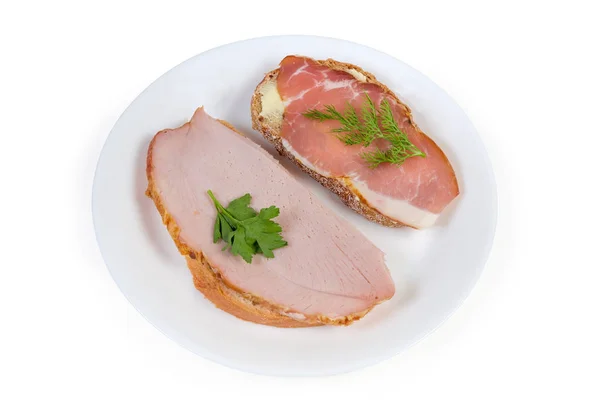 Sandvișuri deschise cu carne de porc gătită afumată și vindecată pe vase — Fotografie, imagine de stoc
