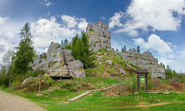 Fortaleza de Tustan - fortaleza medieval de roca de la antigua Rus, Ucrania — Foto de Stock