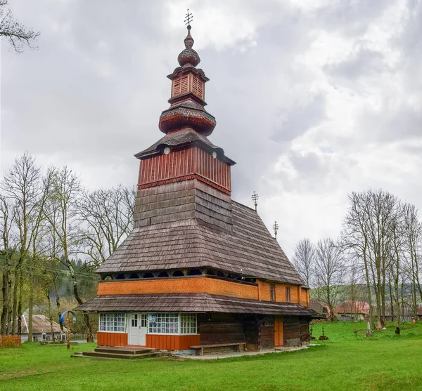 Starý dřevěný kostel se zvonicí v obci Pylypec, Ukrajina — Stock fotografie