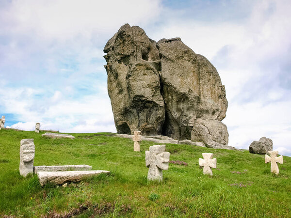 Единая скала среди крестов казачьих могил в Подкамине, Украина
