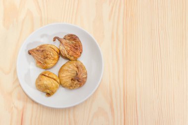 Beyaz daire ahşap bir yüzeyi Tarih kuru incir